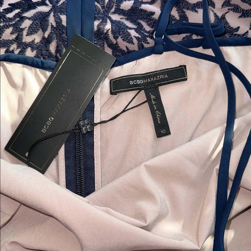 New with tag on BCBGMaxAzria Lilac Mauve Patterned Dress. - Picture 12 of 16